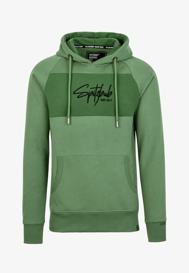 Groene hoodie met een blokontwerp, met een donkerder groene bovensection, witte trekkoorden, een voorzak en "Spitzbub EST. 2017" bedrukt.