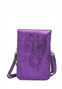 Sac bandoulière métallique violet avec une texture lisse, une forme rectangulaire, une fermeture éclair et une sangle réglable.