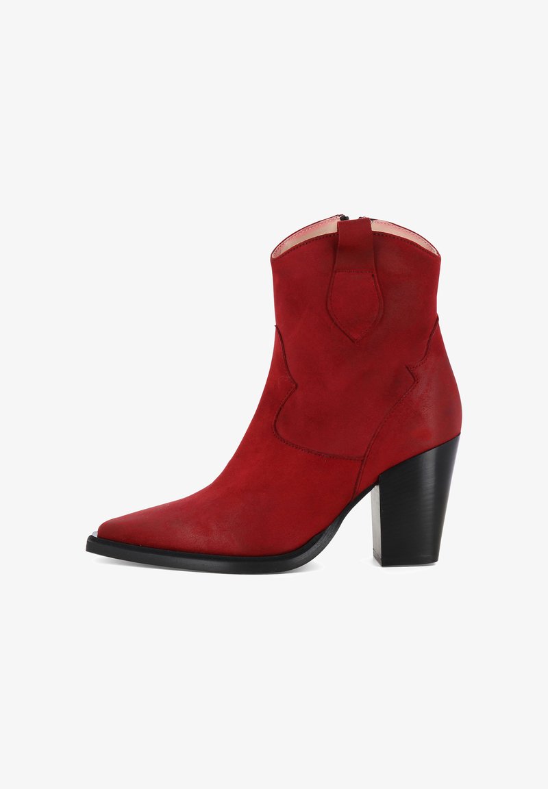 Bottine en suède rouge avec un bout pointu, des détails de couture courbés et un haut talon carré. Comprend une fermeture éclair à l'arrière.
