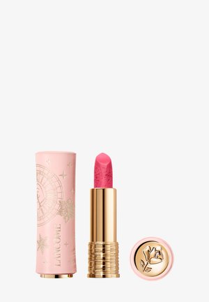 Rossetto rosa con rilievo floreale, contenuto in una custodia rosa testurizzata con accenti dorati e un cappuccio rimovibile, caratterizzato da un design decorativo.