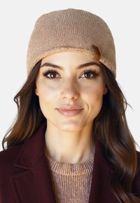 Beige strikket hue med folded cuff, der har et struktureret mønster og et lille brunt læderakcent. Glat stof med en tætsiddende pasform.