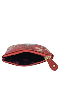 Rode ritsetui met bloemenpatroon; gestructureerde buitenkant; gouden hardware; open en toont een donkere, gemêleerde binnenkant.