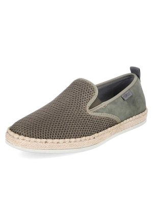 Slip-on casual schoen met grijze mesh bovenkant, groene suède hiel, beige gevlochten rand en witte zool, gezien onder een lichte hoek.