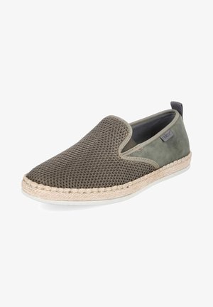 Slip-on Freizeitschuh mit grauem Mesh-Obermaterial, grünem Veloursleder an der Ferse, beigem geflochtenem Besatz und weißer Sohle, leicht schräg betrachtet.
