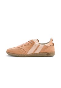 Baskets en daim marron clair avec des bandes en cuir beige, des lacets assortis et une semelle en gomme texturée, vues de profil gauche.