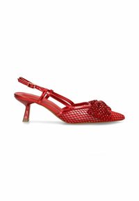 Zapato de tacón slingback rojo con diseño de malla, punta afilada y detalle de rhinestones. Presenta un tacón bajo y tira ajustable.