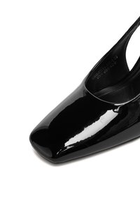 Czarne lakierowane buty slingback o eleganckim, spiczastym kształcie i gładkim, błyszczącym wykończeniu. Minimalistyczny styl, bez widocznych elementów metalowych.