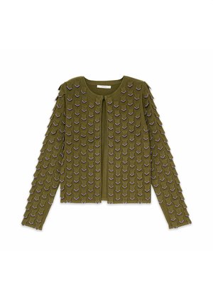 Olivgrüne Strickjacke mit langen Ärmeln, verziert mit strukturierten 3D-Schuppen und kontrastierenden lila Akzenten. Vorderer Reißverschluss, kurz geschnittenes Design.