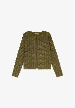 Olivgrüne Strickjacke mit langen Ärmeln, verziert mit strukturierten 3D-Schuppen und kontrastierenden lila Akzenten. Vorderer Reißverschluss, kurz geschnittenes Design.