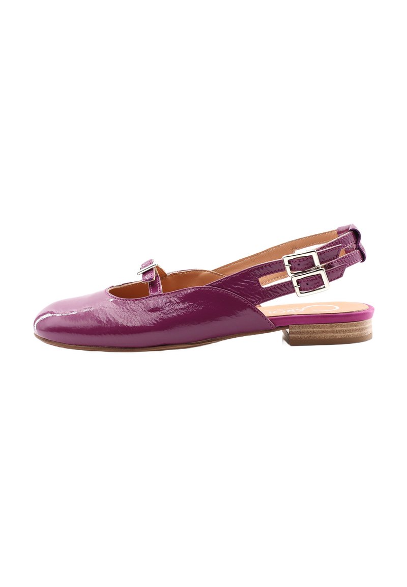 Sandały typu slingback w błyszczącej purpurowej lakierowanej skórze, okrągły nosek, regulowane podwójne klamry, niski słupkowy obcas oraz jasnobrązowa podeszwa.