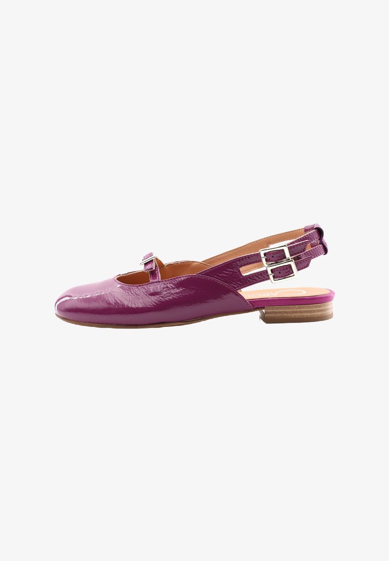 Sandały typu slingback w błyszczącej purpurowej lakierowanej skórze, okrągły nosek, regulowane podwójne klamry, niski słupkowy obcas oraz jasnobrązowa podeszwa.