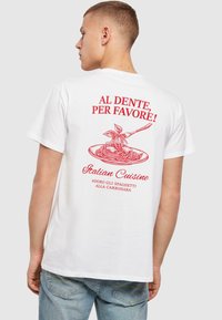 Weißes Baumwoll-T-Shirt mit rotem Text und einer Abbildung von Spaghetti auf einem Teller. Der Text lautet: "AL DENTE, PER FAVORE! Italienische Küche."