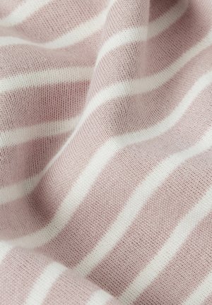 Zachte stof met horizontale witte en lichtroze strepen, met zichtbare textuur en zachte plooien.