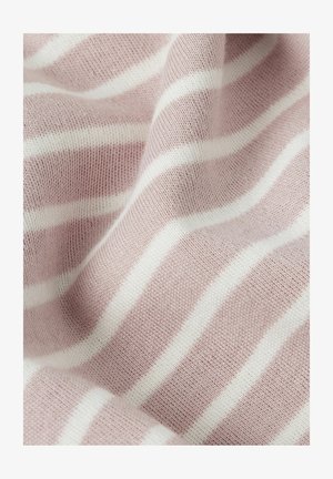 Zachte stof met horizontale witte en lichtroze strepen, met zichtbare textuur en zachte plooien.