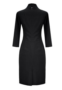 Czarna sukienka z wysokim kołnierzem, długimi rękawami, szwami w talii i zamkiem błyskawicznym z tyłu; do kolan, o prostym kroju i minimalnych detalach.