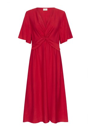 Vestido rojo hecho de una tela ligera, con un diseño de frente torcido, mangas cortas y una falda fluida que cae por debajo de las rodillas.