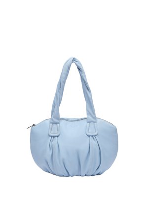 Sac à main en cuir souple bleu clair avec des détails plissés et deux anses d'épaule torsadées, doté d'une fermeture éclair sur le dessus.