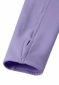 Fioletowy rękaw sportowy wykonany z gładkiego, elastycznego materiału, o smukłym kroju i otwarciu przy mankiecie umożliwiającym dostęp do kciuka.