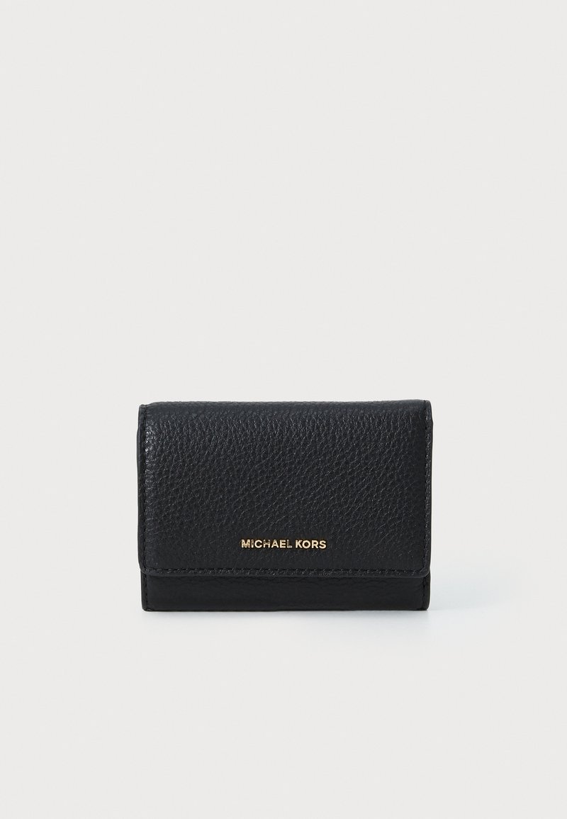 Juodas odinis pinigine su tekstūruotu paviršiumi, turintis sulankstomą dizainą ir auksiniu įspaudu "MICHAEL KORS" priekyje.