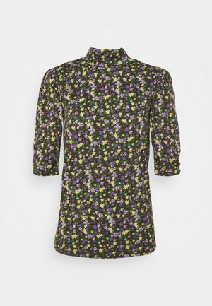 Haut à col montant et manches mi-longues avec un fond sombre et un imprimé floral dense de petites fleurs en violet, jaune et vert.