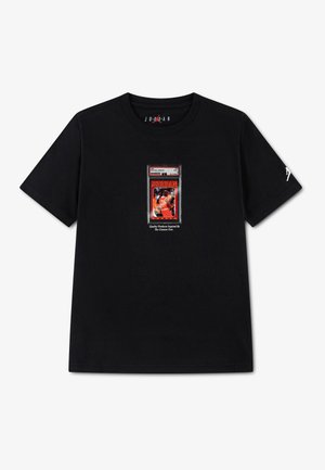 T-shirt noir avec un graphique de carte de basketball vintage de Michael Jordan et le texte « Produits de qualité inspirés par le plus grand de tous les temps » au centre devant.