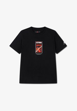 Tricou negru cu un grafic vintage al unui card de baschet Michael Jordan și textul „Produse de calitate inspirate de cel mai mare din toate timpurile” în centru, în față.