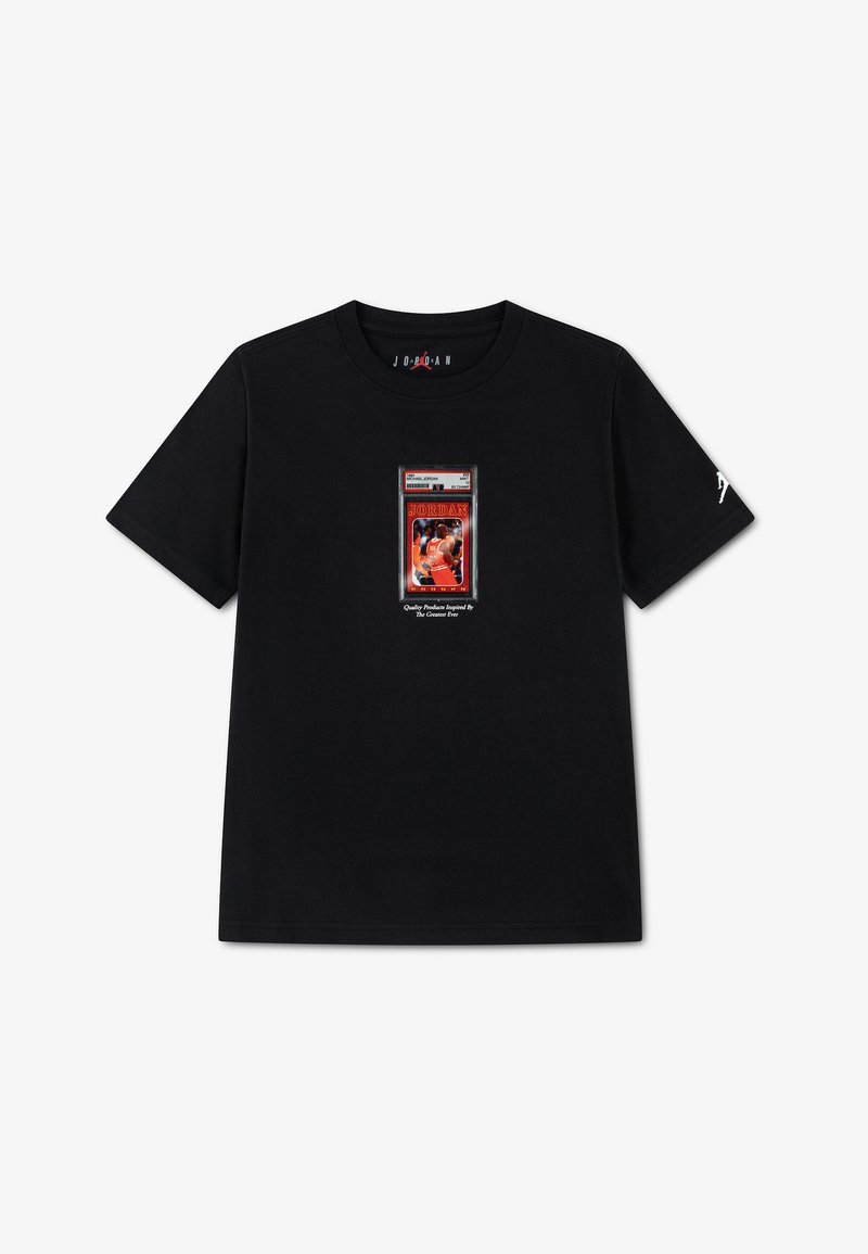 T-shirt noir avec un graphique de carte de basketball vintage de Michael Jordan et le texte « Produits de qualité inspirés par le plus grand de tous les temps » au centre devant.