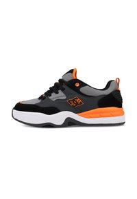 Czarno-szare buty sportowe z pomarańczowymi akcentami. Posiadają siateczkową cholewkę, wyściełany język oraz teksturowaną gumową podeszwę zapewniającą przyczepność.