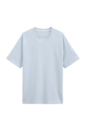 T-shirt bleu clair à manches courtes et col rond avec un petit logo blanc sur la poitrine gauche, présenté sur un fond blanc.
