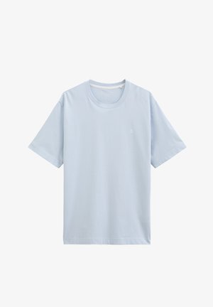 Lichtblauw T-shirt met korte mouwen en ronde hals, met een klein wit logo op de linkerborst, afgebeeld op een witte achtergrond.