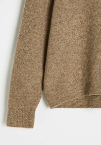Brązowy sweter dziany z miękkiego materiału, charakteryzujący się luźnym krojem, prążkowanymi mankietami oraz lekko teksturowaną powierzchnią.