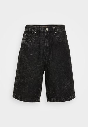 Calções de ganga pretos com uma textura desbotada, cintura alta, design de cinco bolsos e detalhes de costura visíveis. Apresenta um fecho de botão frontal.