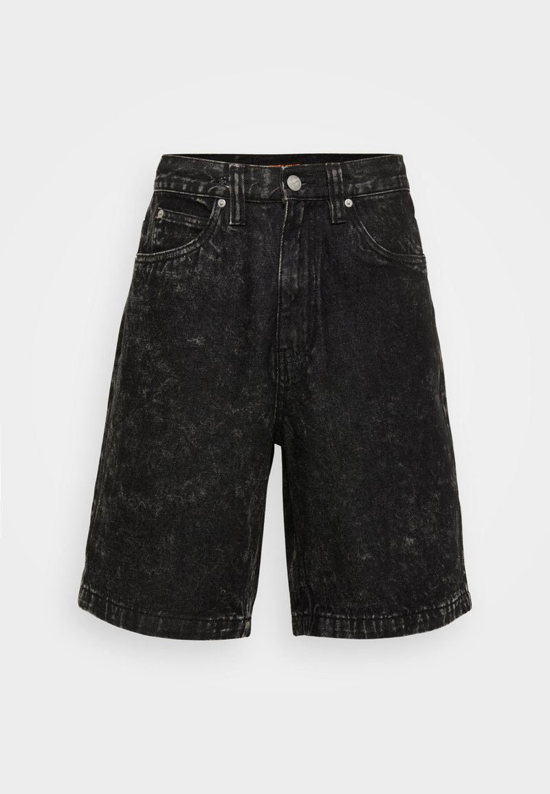 Calções de ganga pretos com uma textura desbotada, cintura alta, design de cinco bolsos e detalhes de costura visíveis. Apresenta um fecho de botão frontal.