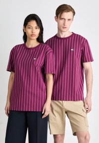 Tommy Jeans VERTICAL STRIPE TEE UNISEX - Print T-shirt - valley grape