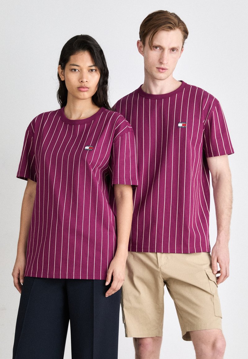 Tommy Jeans VERTICAL STRIPE TEE UNISEX - Print T-shirt - valley grape