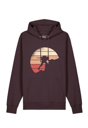 Dunkelbrauner Hoodie mit Fronttasche und Kordeln, mit einem Sonnenuntergangs-Motiv eines Kletterers, der eine Bergsilhouette erklimmt.