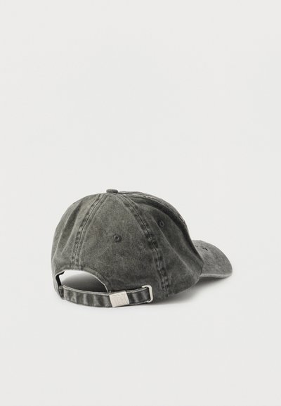 Φθαρμένο μαύρο καπέλο μπέιζμπολ με ρυθμιζόμενο λουράκι και μεταλλική αγκράφα, απεικονίζεται από πίσω σε λευκό φόντο.