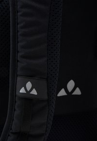 Tessuto imbottito nero con sezioni in rete, caratterizzato da un logo grigio. Il design è funzionale con spallacci regolabili per il comfort.