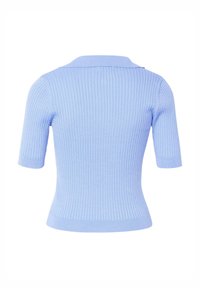 Lichtblauw geribd gebreid kortermig topje met een getailleerde taille en een kraag, gezien van achteren tegen een witte achtergrond.