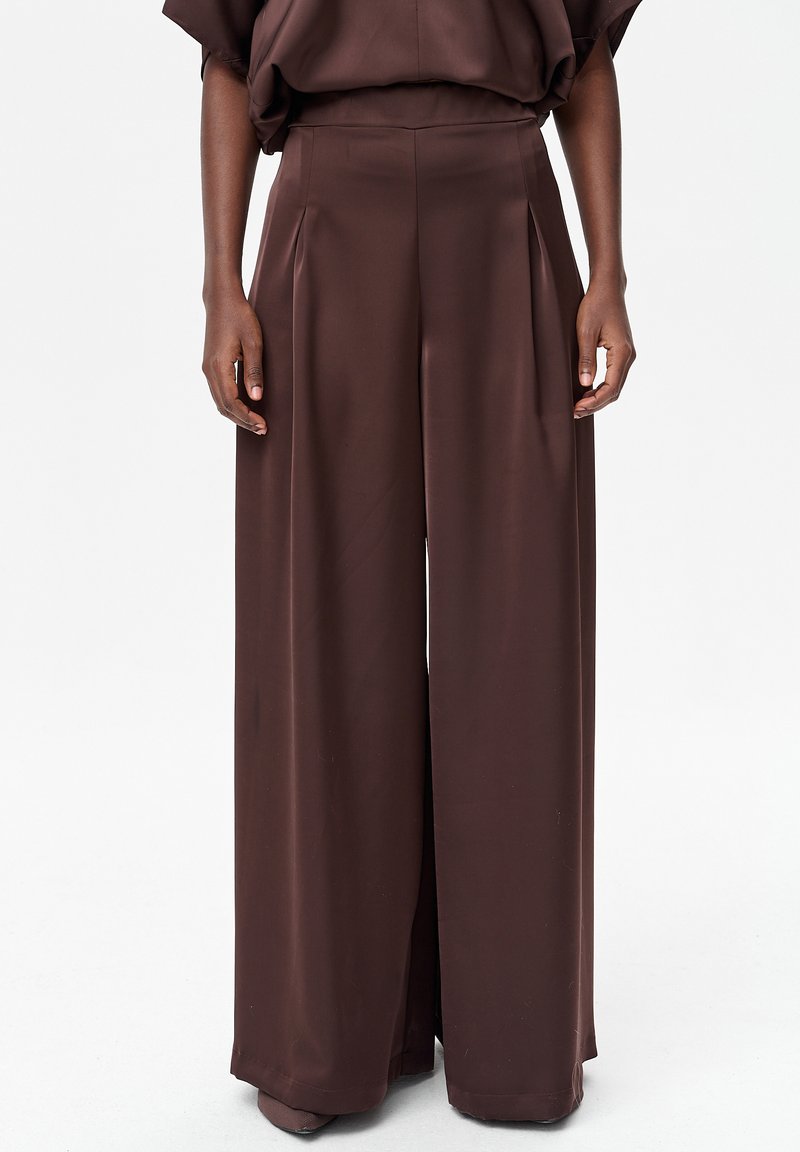 Bruine wijde broekspijpen van gladde stof, met plooien aan de voorkant en een hoge tailleband voor een op maat gemaakte uitstraling.