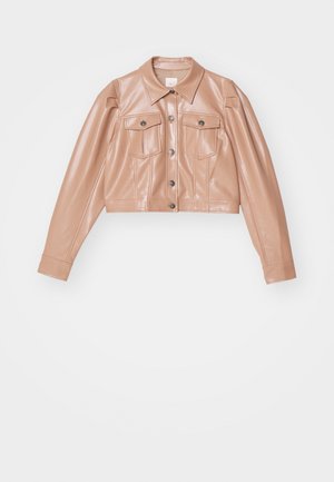 K kort svart konstläderjacka i ljusbeige, med spetsig krage, framfickor med klaff och silverfärgade tryckknappar, samt långa ärmar.