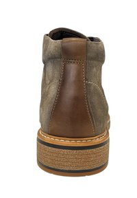 Bruine suede enkellaars met donkerbruine leren hakaccent, contrasterende beige stiksels, textuurrubber zool en ronde neus.