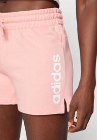 adidas Sportswear ESSENTIALS LINEAR - Športové šortky - semi pink spark