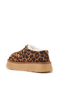 Chaussures à enfiler en imprimé léopard avec une semelle en caoutchouc beige, dotées d'un intérieur doux en blanc et d'une forme arrondie. Tige texturée avec une finition ressemblant à de la fourrure.