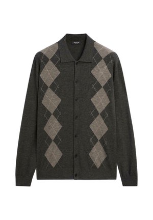 Dunkelgrauer Cardigan mit einem kragenförmigen Ausschnitt, der mit einem beigen und hellgrauen Rautenmuster sowie einer Knopfleiste auf der Vorderseite versehen ist.