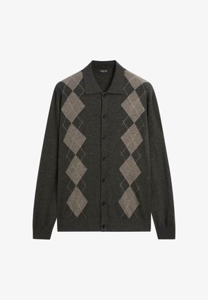 Donkergrijze cardigan met een kraaghals, voorzien van een beige en lichtgrijze ruitpatroon en knoopsluiting aan de voorkant.