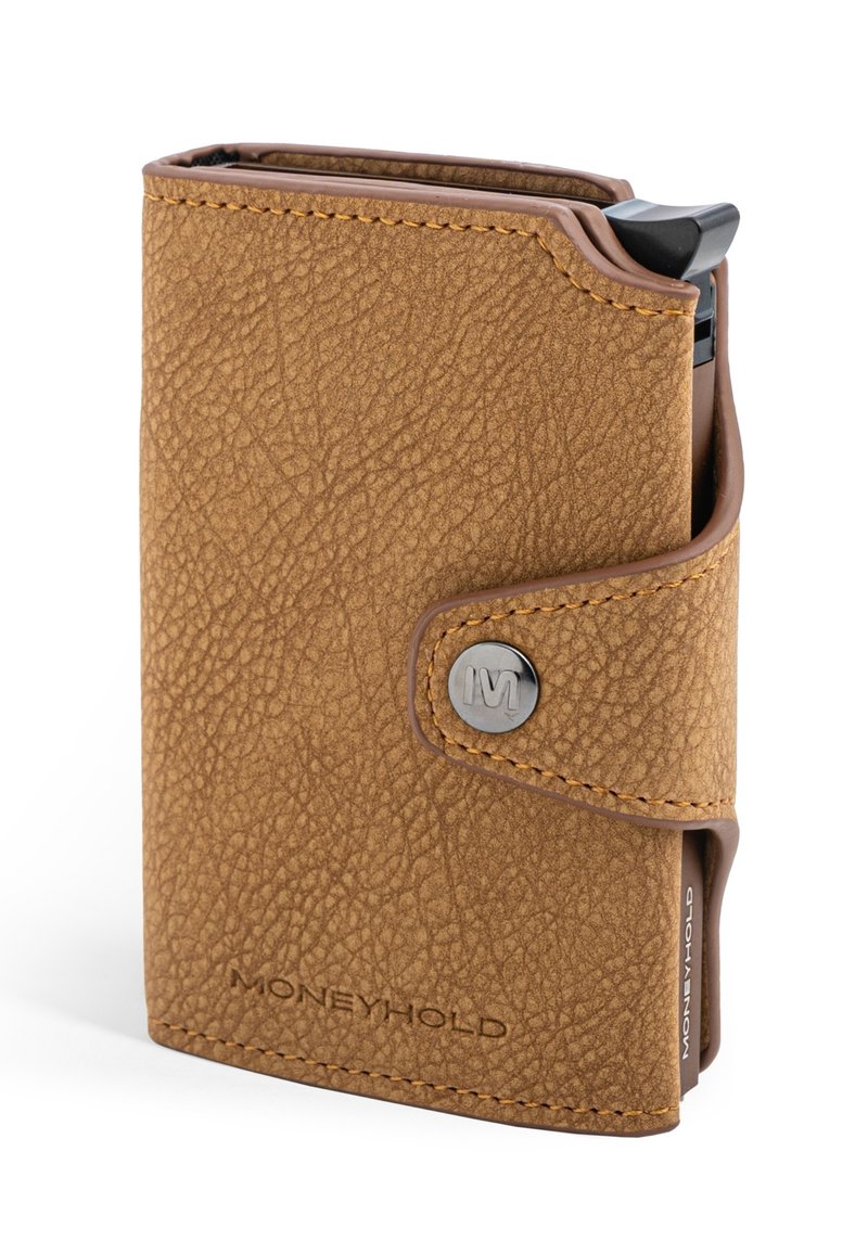 Brunt texturerat läderplånbok med tryckknappslås, med synliga sömmar och en stilren design. Varumärket "MONEYHOLD" präglat.