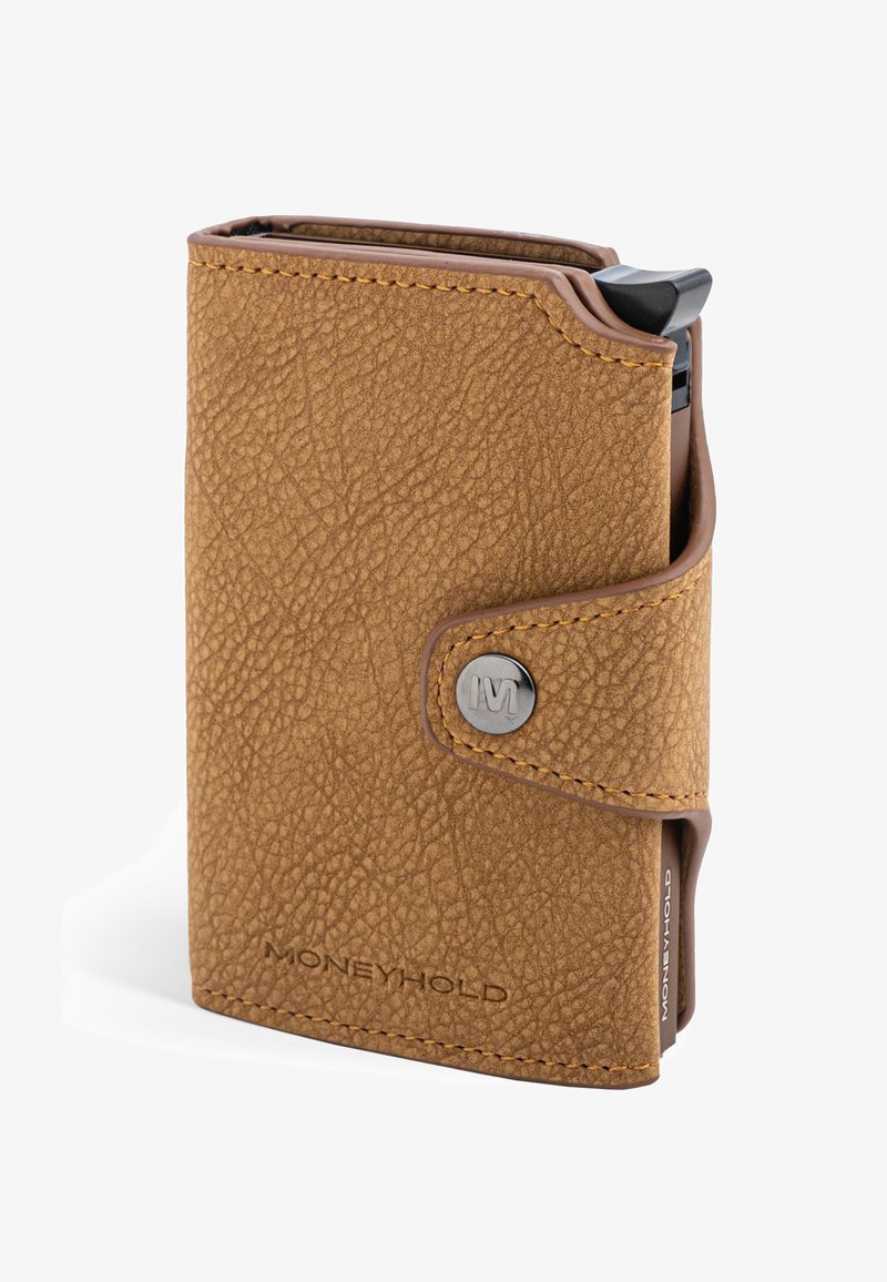 Brązowy portfel ze skórki z teksturą, zamykany na zatrzask, z widocznym ściegiem i eleganckim designem. Nazwa marki "MONEYHOLD" wypalona.