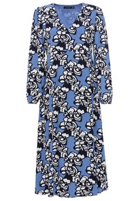 Dlouhé šaty z modré látky s květinovým vzorem v černé a bílé barvě. Mají hluboký výstřih do V a splývavý siluetu.