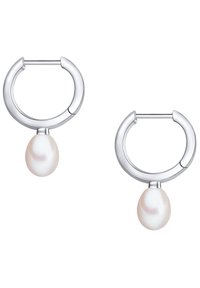 Orecchini a cerchio in argento con una finitura lucida, caratterizzati da un pendente con una singola perla bianca su ciascun orecchino. Design arrotondato e liscio.